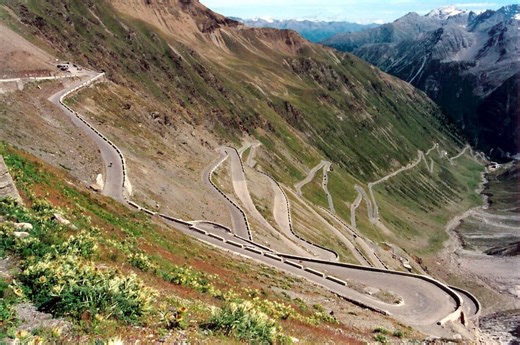 Stelvio Pass, the impressive road that crosses the eastern Alps