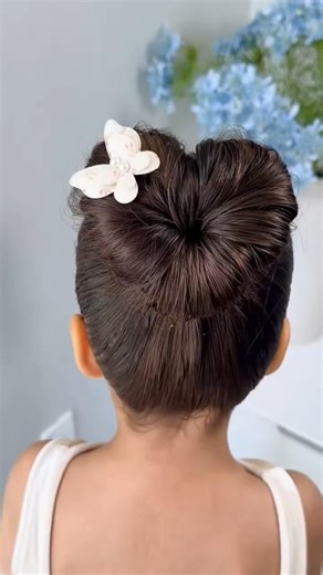 If you put a thick piece of cardboard on your head, you can easily make a heart like this 🤩🤗❤️