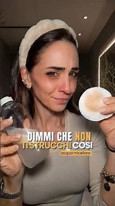 Smetti di struccarti con l’acqua micellare come routine.