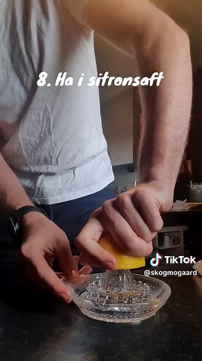 Hjemmelaget rabarbrasyltetøy fra egen hage! 🍯🌱 Enkel og deilig – bare rabarbra (1500 g), sukker (950 g), vanilje (1-2 stenger) og sitron (1). Perfekt til skiva, vafler, yoghurt eller is! 😋 #skogmogård #homestead #rhubarb #hjemmelaget #rabarbrasyltetøy #egenhage