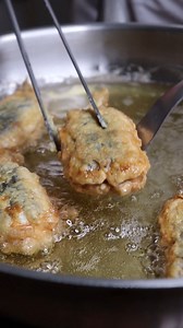 ALICI MBUTTUNATE o alici ripiene e una ricetta facile e veloce per un secondo di pesce croccante,dorato e con un ripieno filante che le rende molto gustose. Alici grandi, 500 g Provola, 100 g Pecorino romano, 50 g Limone di Sorrento, 1 Uova, 3 Sale , q.b. Pepe bianco, q.b. Farina, q.b. Olio di semi per friggere, q.b. - Rimuovere la testa dalle alici, utilizzando una forbice; - Aprire le alici a libro, rimuovere la spina dorsale; - Mettere le alici via via a colare attraverso un colino a maglie s