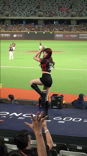 【橡樹街末日】[保護級] 大巨蛋遭恐龍入侵！？【橡樹街末日】攜手味全龍打造史前世界🦖8月12日（週三）暑假大銀幕鉅獻