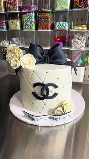 A Chanel cake for a classy lady 🥰 #queenofconfections #cottagebakery #caketok #chanel #chanelcake