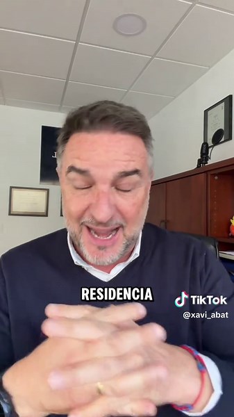 🔥 Este tema está explotando y hay 3 claves legales que nadie te está explicando bien. 1️⃣ ¿Se fueron a Doha para pagar menos impuestos?No está probado. No hay confirmación oficial. Vivir fuera es legal y cada uno reside donde quiere. 2️⃣ “Si no tributan en España, que no les ayude la embajada”.Error. Gordo.Los derechos consulares no dependen de Hacienda. 3️⃣ La clave es la nacionalidad.Pasaporte español = protección consular básica.Igual para todos. 4️⃣ Otra cosa es que el Estado te deba un avi