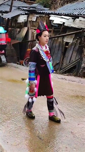 Traditional Hmong Wedding, the bride walk to her husband's family alone with her father 苗族婚礼父亲挑担送去夫家