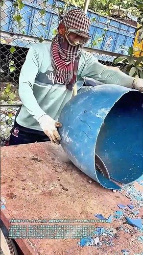 切断盤で廃プラスチックタンクを分割：廃棄樹脂容器を細分化しリサイクル原料に加工する現場作業