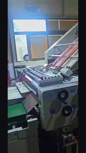 Máy ép đối chủ yếu dùng để làm hộp carton sóng. Thiết bị hoàn toàn tự động. Automatic tile laminating machine is mainly used for producing corrugated carton boxes. #box #inanbaobi #giftbox #paperbox #packaging