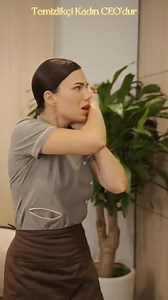 Başlık 📺 : [Dublajlı]Temizlikçi Kadın CEO'dur 🔗https://short.inbeidou.ai/link/shortmax/serial/2uRy7aJ5/12 Uygulamayı indirmek ve kısa filmin tamamını izlemek için bağlantıya tıklayın. 😍 Özet : "“Benimle birlikte olacaksın yoksa kovulursun…”Yönetici, temizlikçiyi yere iterek tehdit eder.Temizlikçi kadın yavaşça ayağa kalkar. Üzerindeki paltoyu çıkarır, ardından VIP kartı çıkarıp yüzüne doğru tutar:“Tahmin et bakalım kim kovuluyor? Sensin!”Yönetici donup kalır, gözleri fal taşı gibi açılır. Diz