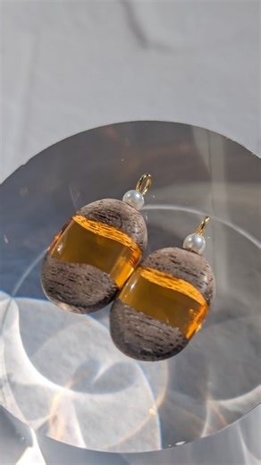 Naturlich | 木とレジンのごきげん作家 on Instagram: "ご心配のコメント、本当にありがとうございます🕊️ 私が作り方を発信しているのは、先を歩く先輩方のブログに何度も助けられてきたからなんです📚 道具を集めて、試作して、失敗して…研磨も最初はずっと曇ったままで、心が折れそうな日もありました😢 それでも続けてこられたのは、画面越しにたくさんの事を教えてくださって、背中を押してくれた先輩作家さんたちのおかげです🌿 今度は私の番として、誰かの一歩目をそっと照らせたらいいなと思っています。 長くなっちゃったので、続きは次のリールでゆっくりお話させてくださいね😊 →商品詳細はプロフィールリンクからどうぞ ちいさなことでも、 気になることがありましたら いつでもお気軽にDMください😊 Naturlich（ナトゥーアリッヒ）について꙳⋆ ˖࿐໋₊♦︎ 作家 Name エリン 『お気に入りのアクセサリーを身に付けて、 ごきげんな自分に出会える』をコンセプトに、 身につけるだけで気分が明るくなるアイテムを お届けしています。 ネットショップにて販売中！ https:/