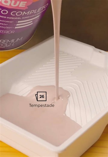 Tem cor que parece discreta… até chegar na parede. Disseram por aí que Tempestade é branca... Mexemos a tinta, derramamos na bandeja, passamos no pincel, no rolo… e curioso: essa “branca” aparece em todo lugar👀 “Tempestade” é intensidade e serenidade no mesmo tom, uma cor que muda de acordo com o olhar e com o que a cerca. Entre o drama e a delicadeza, “Tempestade” combina com o que é real, com o que muda, com o que sente, com o que vive. 💬 E aí, você também achou que era branca ou já viu Temp