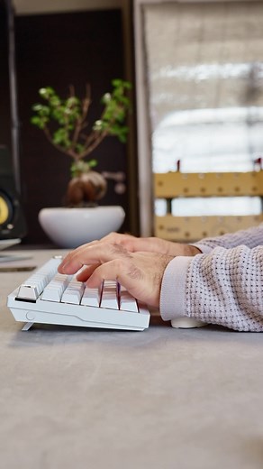 This is the @corsair K65 Plus Wireless Mechanical Gaming Keyboard in Frost White ⌨️ The Corsair K65 Plus Wireless is a 75% gaming keyboard that maxes out on performance and personality. It comes with pre-lubricated Corsair MLX Red v2 linear switches that make each keystroke silky smooth and responsive. Integrated sound dampening makes sure you don’t get any annoying clacks and pings, so you can enjoy subtle, pleasant acoustics as you play and type. And it easily connects to your Mac and other de
