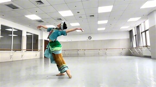 土家族剧目《与山望梦》教室版，编导：姚瑶、赵戈，演员：贺至美。