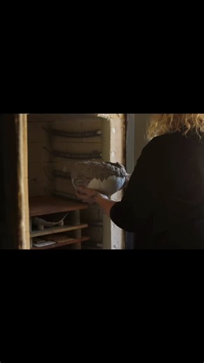 AnuPalomaa on Instagram: "Prosessi…. Tykkään haastaa itseäni saven kanssa. Savella on tietyt ”lain alaisuudet” joiden mukaan olisi syytä toimia. Koska olen niin sanottu diletantti eli itseoppinut saven työstäjä olen varsin rohkea kokeilija. Itseoppinut ei tarkoita kohdallani sitä, että ostin savipaakun ja uunin ja aloitin keramiikan tekemisen. Ensimmäinen kosketukseni saveen on lapsuudesta luonnon saven muovailusta ja sittemmin nuoruudessa/aikuisiällä kansalaisopistolla sekä unohtamatta niitä lu