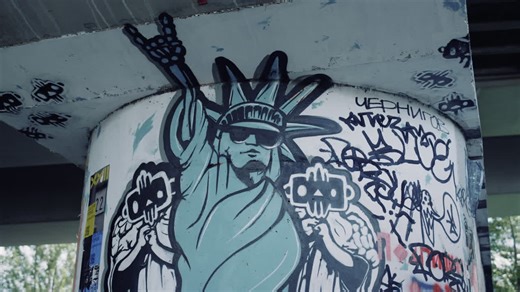 Modern drawing statue of liberty on column at skate park. Graffiti on wall. | Premium Stock Video Footage