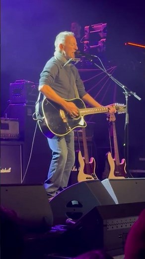 Bruce Springsteen plays anti-ICE song as surprise guest at Minneapolis benefit