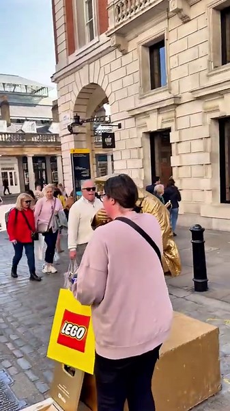 The Ladies love to stick around the Naughty Goldman🤣.#valentinethestatue