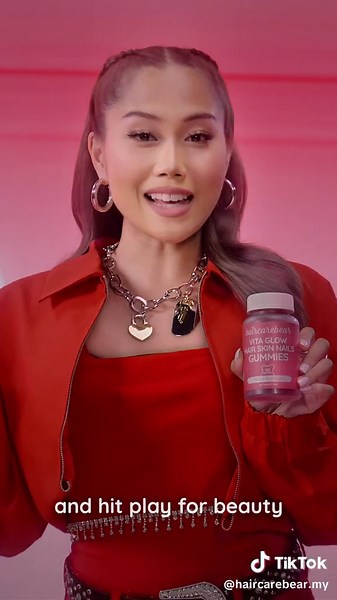 ✨ Unpause Your Glow with Sabronzo from DOLLA! ✨ Not loving what you see in the mirror?🪞☹️Let Sabronzo show you how to hit play on your glow with Haircarebear Gummies! 💖 ✨ Transform dullness into radiance—smooth skin, glossy hair, and glowing confidence, all in one bite! 🌟💃 🎯 Ready for your instant glow-up? Grab your Vita Gummies and let your true beauty shine through! 💫✨ #HaircarebearMalaysia #HaircarebearMY #HaircarebearXDOLLA #DOLLA #HairGummies #SweetDreamGummies #VitaHairSkinNailsGummi