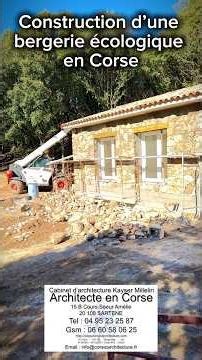 Pose de pierre en granit sur mur en parpaing, construction d’une bergerie écologique en Corse
