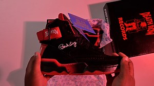 The flagship Ewing Athletics shoe, the 33 HI is an exact retro of the 1990 original with a bit of a twist, and features a classic reversible ankle strap that can be worn on the front or back of the shoe. Giving the nod to some of the West Coast's greatest rappers, the Death Row Records x 33 Hi was released. The shoes upper is built with pigskin suede, supported by a perforated toe and padded collar, and finished in a mix of black and red. The iconic label's execution chair logo appears on the to