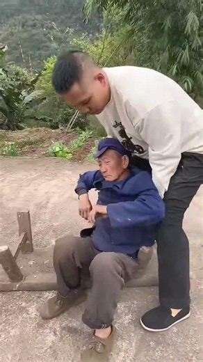 The old man helplessly collapsed on the roadside makes one want to cry #Twist #kindness #automobile