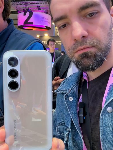 La standul Tecno din MWC Barcelona am dat peste un telefon care chiar se joacă cu designul: Tecno AI E-Ink. Pe scurt, este un telefon al cărui spate își poate schimba culoarea folosind tehnologie E-Ink. Nu îți place cum arată? Deschizi aplicația, alegi o culoare sau chiar faci o poză și telefonul încearcă să reproducă nuanța pe spate. Schimbarea nu este instant și trece prin mai multe nuanțe până ajunge la cea finală, iar culorile sunt mai degrabă pastelate decât foarte intense. Totuși, ideea e 