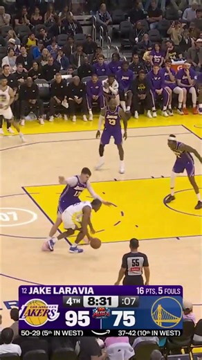The Lakers are on absolute fire in the 4th quarter!