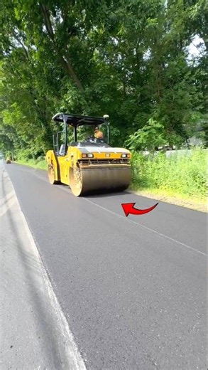 How does the mechanism of a road roller work? #shorts #roadroller