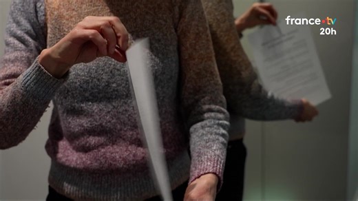 CDI jeunes : le Medef crée la polémique. L’organisation patronale propose un nouveau type de contrat plus souple qui pourrait être rompu sans motif pendant les trois premières années. Les syndicats parlent d’une provocation. #JT20h | Le 20h – France Télévisions