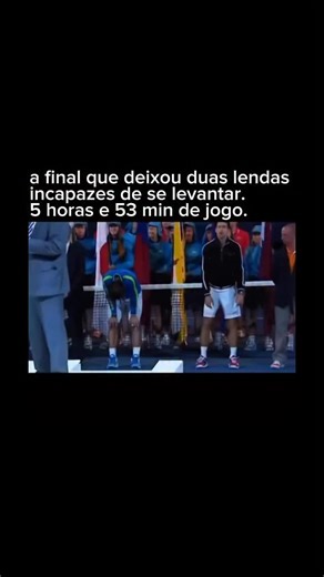 Histórias Ilustradas © on Instagram: "Rafael Nadal e Novak Djokovic travaram uma batalha por 5 horas e 53 minutos na final do Australian Open de 2012, a final de Grand Slam mais longa da história. a partida foi uma guerra física e mental implacável, marcada por trocas de bola intensas no fundo da quadra, defesas extraordinárias e um atletismo impressionante. os dois ultrapassaram repetidamente os limites do cansaço, trocando momentos de domínio em um quinto set disputado até depois da meia-noite