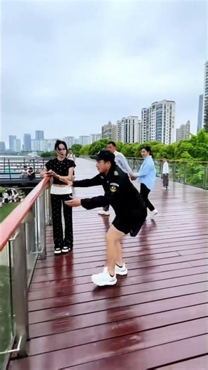 Security guard parkour helps the beauty! Result: lost the big picture for a small gain.