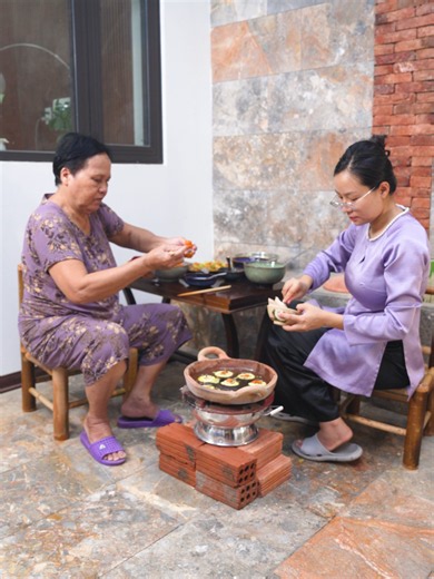 Hổng về vườn được nên nay Út đem bếp ra phố rồi bày biện nấu nướng cho đỡ nhớ, mọi người cùng vô bếp với Út nghen