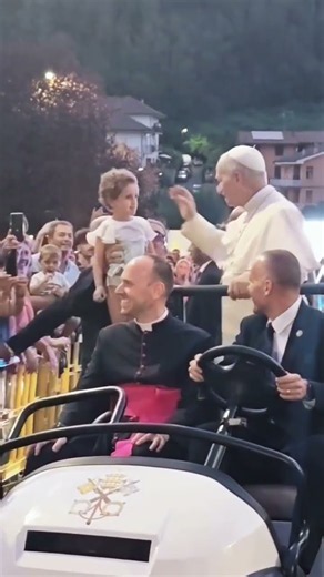 Pope Leo XIV Warmly Blesses Children From Popemobile!