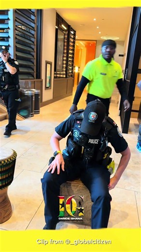 Toronto Police were surprised and loved seeing the Ghanaian Jama drums for the World Cup 😂🇬🇭