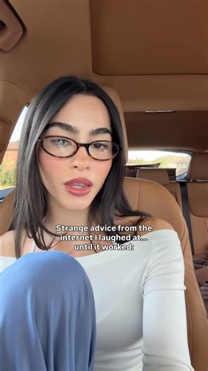 Gurlie Club For Creators on Instagram: "1. „Set your alarm 2 hours before waking up, drink a glass of water, then go back to sleep.” I thought it was nonsense... who wants to wake up in the middle of the night? But in the end, mornings became much easier: the body is already coming out of deep sleep, and you wake up without feeling like you’ve been pulled out of a coma. And yes, it feels like the body switches on gently, not abruptly. 2. „Put your phone in the freezer for 15 seconds if it’s glit