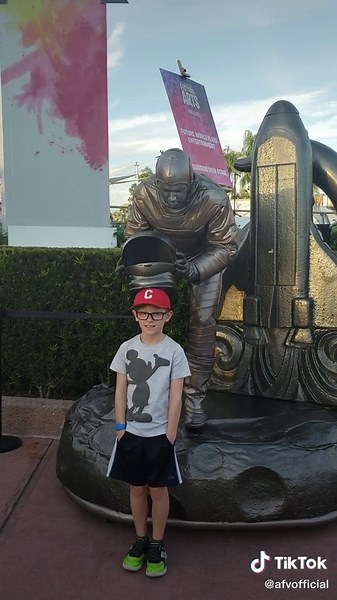 Statue scares will never get old! #statuescare #statues #statueprank #pranks #prankwars #prankster #fyp #funnyipa #comedy