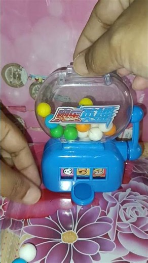 Reffing blue gumball machine toy
