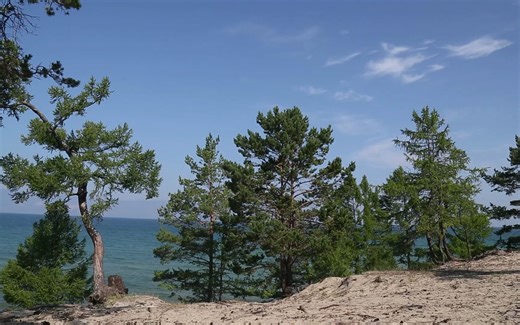 自然的和谐。 贝加尔湖上的奥尔洪岛。萨莱海滩。