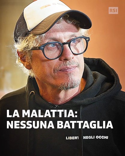 Niccolò Fabi ha conosciuto il dolore, la malattia e la perdita, e dedica a quelle ferite “Nessuna battaglia”, una canzone che parla di accettazione della malattia come un’altra nostra possibile evoluzione. Un invito ad accogliere il corpo come parte di sé, anche quando si ammala, accogliendo la sua fragilità invece di combatterlo in una guerra che sarebbe solo contro se stessi. L’intervista completa di Isabel Piazza è disponibile su rsi.ch/musica | Radiotelevisione svizzera (RSI)