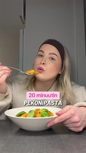 Kun mä haluan jotain helppoa ja hyvää ruokaa, teen tätä 20 minuutin pekonipastaa! 🤤😍 Ainekset 400 g pekonisuikaleita 2 sipulia 20 g voita paistamiseen 280 g rummon mezzi rigatoni pasta 90 g tomaattipyreetä 2 tl paprikajauhetta 2 tl valkosipulijauhetta 1 tl chilihiutaleita / jauhetta 130 g crème fraîchea 40 g raastettua cheddaria 40 g raastettua parmesaania Tuoretta basilikaa Suolaa ja pippuria Ohjeet Keitä pasta suolatussa vedessä pakkauksen ohjeen mukaan ja pilko sipulit. Kuullota sipuleita v