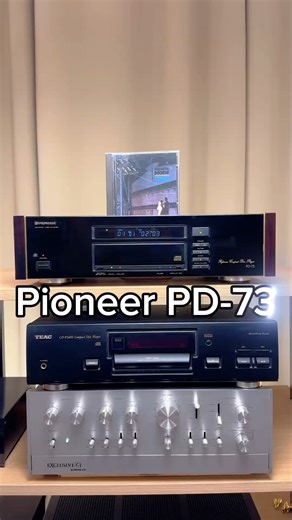 🎧 Pioneer PD-73 (1988) — Un capolavoro della serie Reference Elite, realizzato con cura artigianale e finiture Urushi di pregio. Simbolo dell’eccellenza giapponese nella riproduzione digitale, unisce ingegneria di precisione e fascino senza tempo ✨ 📀 Telaio in metallo ramato con struttura a nido d’ape e pannelli laterali in legno massello. 🔸 Doppio convertitore D/A Burr Brown PCM63P-K a 18 bit con filtro digitale 20 bit/8× oversampling. 🔹 Meccanica ottica proprietaria PWY1011 con sistema Acc