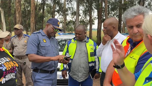 UNDERWAY : As part of Integrated Service Delivery Operations in the Midvaal, MEC Mamabolo, and Deputy Minister Masemola received a briefing from Provincial Commissioner, Lieutenant General Tommy Mthombeni, on this morning’s road safety operations along the R42 road and major routes. The operations form part of coordinated intergovernmental efforts to enhance law enforcement visibility, strengthen compliance and improve road safety. #SaferRoads #TacklingG13 #GrowingGautengTogether | Gauteng Provi