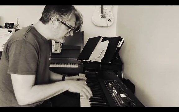 As we while away the days until our next gig in April - have a bit of chilled Mr Weller 🎹😎 #paulweller #brokenstones #rhodes #yamaha #ck88