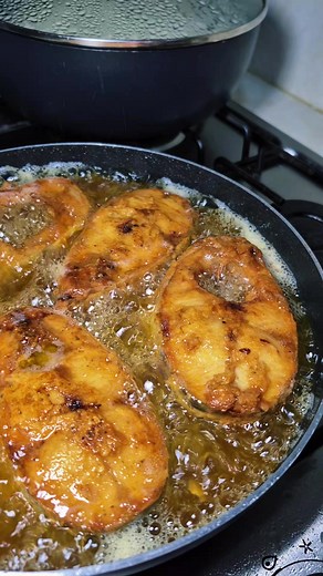 Receta de pescado Basa frito con arroz, tostones y ensalada