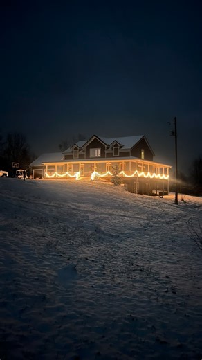 Collins Country on Instagram: "DIY Farmhouse Christmas Lights & Porch Decor! 🎄 ❤️ I love love love decorating our porch for the holidays and seasons! It’s so much fun!!! One day I’ll add more Christmas lights, but for now I’m fine with the simplicity of this:) #farmhouse #christmas #porchdecor #christmaslights #wraparoundporch #christmas #christmasdecor #homestead #antique"