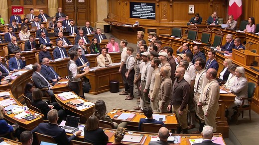 Der Chor Männerstimmen Basel singt zur Wahl von Eric Nussbaumer (SP/BL) als Präsident des Nationalrats.