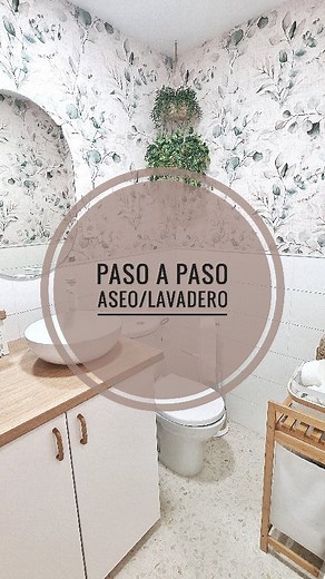 Ana y Javi | Homethedeco on Instagram: "Paso a paso del aseo/lavadero 🌿 . . Lo que más dudas os genera es el cambio en la pared así que os lo explico por aquí 🥰 Los materiales usados os lo dejaré en el destacados “Aseo/lavadero” para que siempre lo tengáis a mano! 👏 No olvides guardar el reel si quieres seguir algún paso ❤ ☝🏻 Mitad superior de la pared ▶️ Rellenamos las juntas con masilla y una vez seca lijamos. Es necesario para que al colocar el papel parezca que está sobre pared en lugar