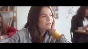 Erza Muqoli - Je chanterai (clip officiel) "Je chanterai" est le 1er extrait de mon album, disponible ici : https://tot-ou-tard.lnk.to/ErzaMuqoli... ! En tournée dès mars 2020 : https://lnk.to/ErzaMuqoliConcerts Nancy, Strasbourg, Bordeaux, Rennes, Roubaix, Lyon, Marseille, Le Havre, Bruxelles et à l’Olympia de Paris. Réalisation : Vianney Bureau Production Bobine : Alix Turrettini - François Tessier Avec ERZA MUQOLI Jeanne Vénus Marine Avec la participation royale du grand Raphaël Mezrahi Le ba