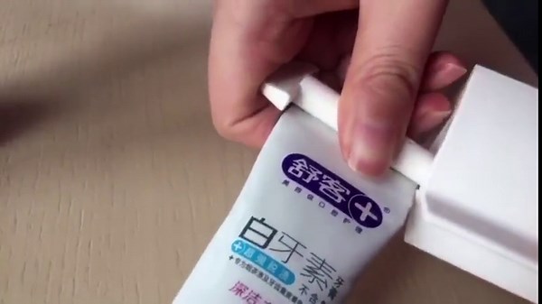 SCStyle Rolling Tube Toothpaste Squeezer Toothpaste Seat Holder Stand