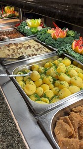 Restauracja Czerwona Hotelu Gołębiewski w Karpaczu słynie nie tylko z bogatego bufetu i różnorodności potraw, ale także z wyjątkowej atmosfery. 🍴🍷 To tutaj serwujemy przepyszne potrawy, gwarantujące niezapomniane doznania kulinarne – od przekąsek, przez dania główne 🍝, aż po wyśmienite desery! 🍨 👨‍🍳 🔪Każdego dnia, nasz Szef Kuchni rozpieszcza podniebienia naszych Gości, sprawiając, że zwykły posiłek staje się niezwykłym przeżyciem. 😋 A do wszystkich posiłków oferujemy aromatyczną kawę, h