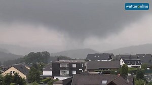 Ziemlich unheimlich - Aufnahmen eines Tornados aus nächster Nähe. Gestern Nachmittag hat dieser Wirbelsturm in Wiehl östlich von Köln gewütet. Vielen Dank an Anja Horn für die beeindruckenden Aufnahmen! Mehr auch hier: www.wetteronline.de/wetterticker?postId=post_201607299951161 | WetterOnline